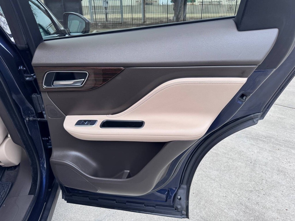 2017 Jaguar F-PACE Image 46