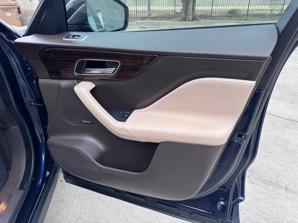 2017 Jaguar F-PACE Image 47