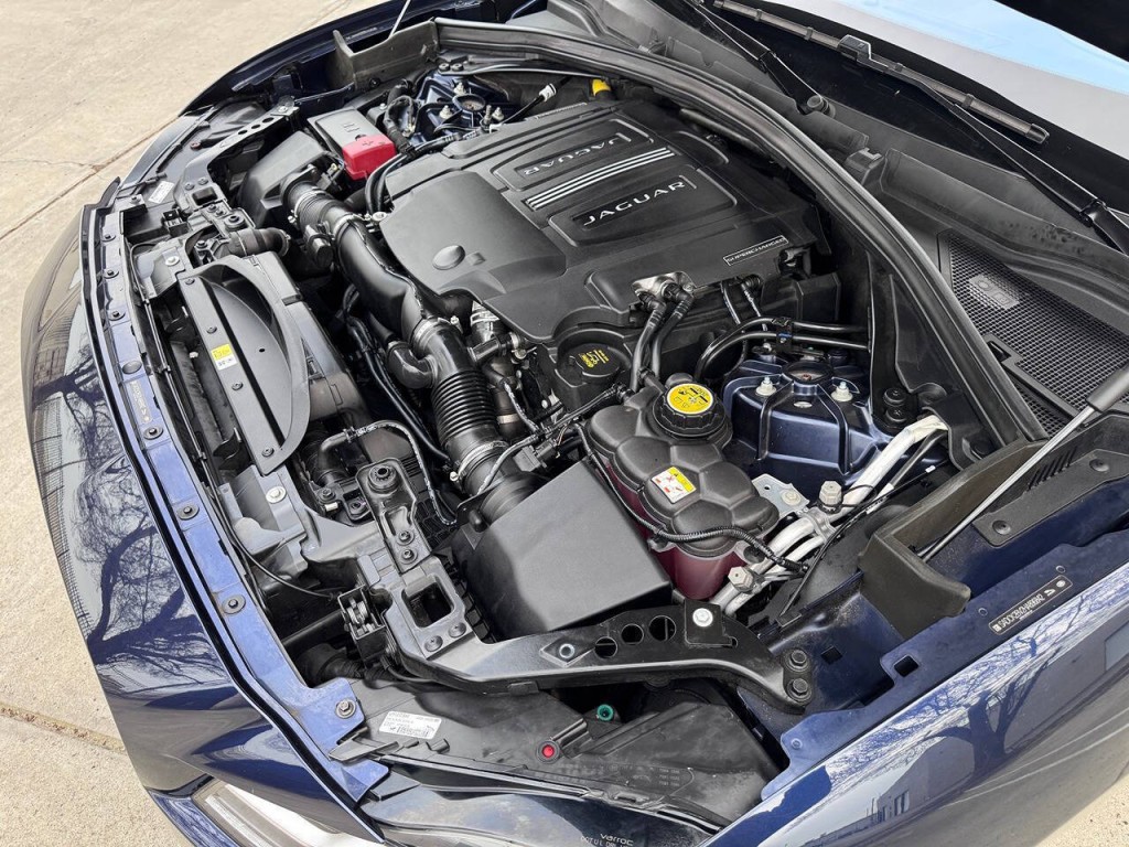 2017 Jaguar F-PACE Image 48