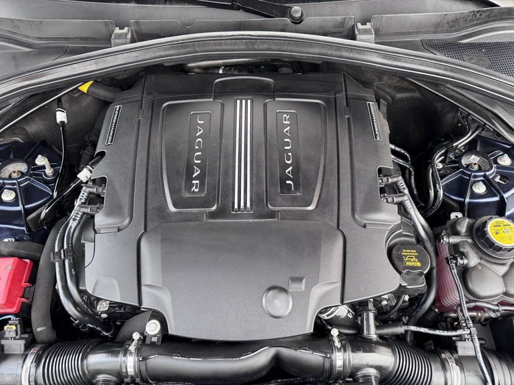 2017 Jaguar F-PACE Image 51