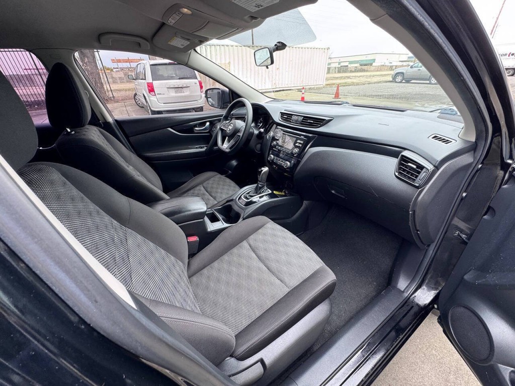 2018 Nissan Rogue Image 30