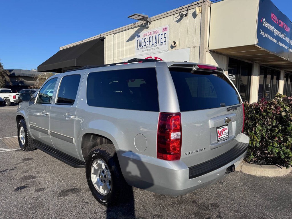 2011 Chevrolet Suburban Image 11
