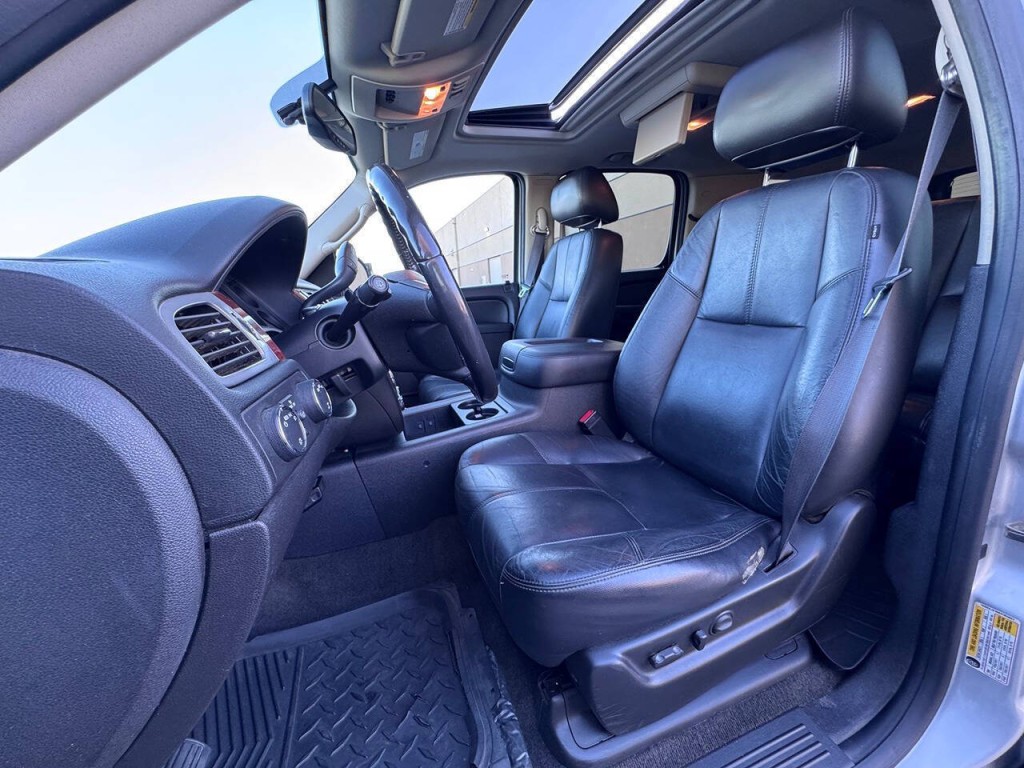 2011 Chevrolet Suburban Image 12