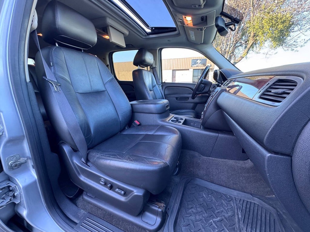 2011 Chevrolet Suburban Image 13