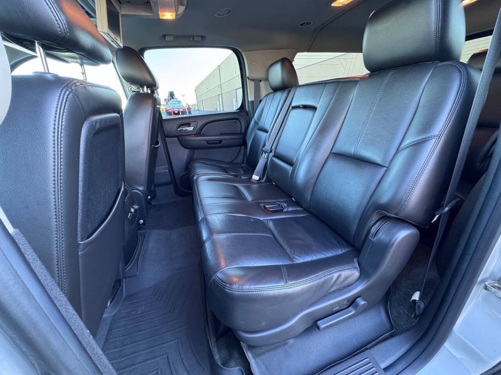 2011 Chevrolet Suburban Image 14