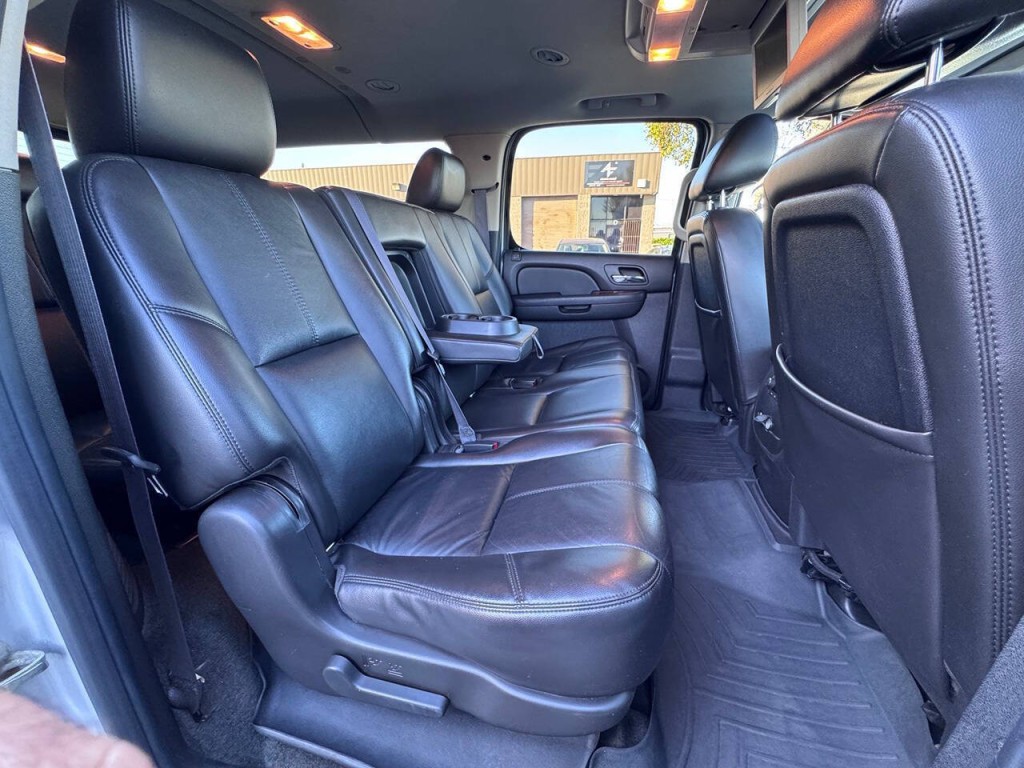 2011 Chevrolet Suburban Image 15