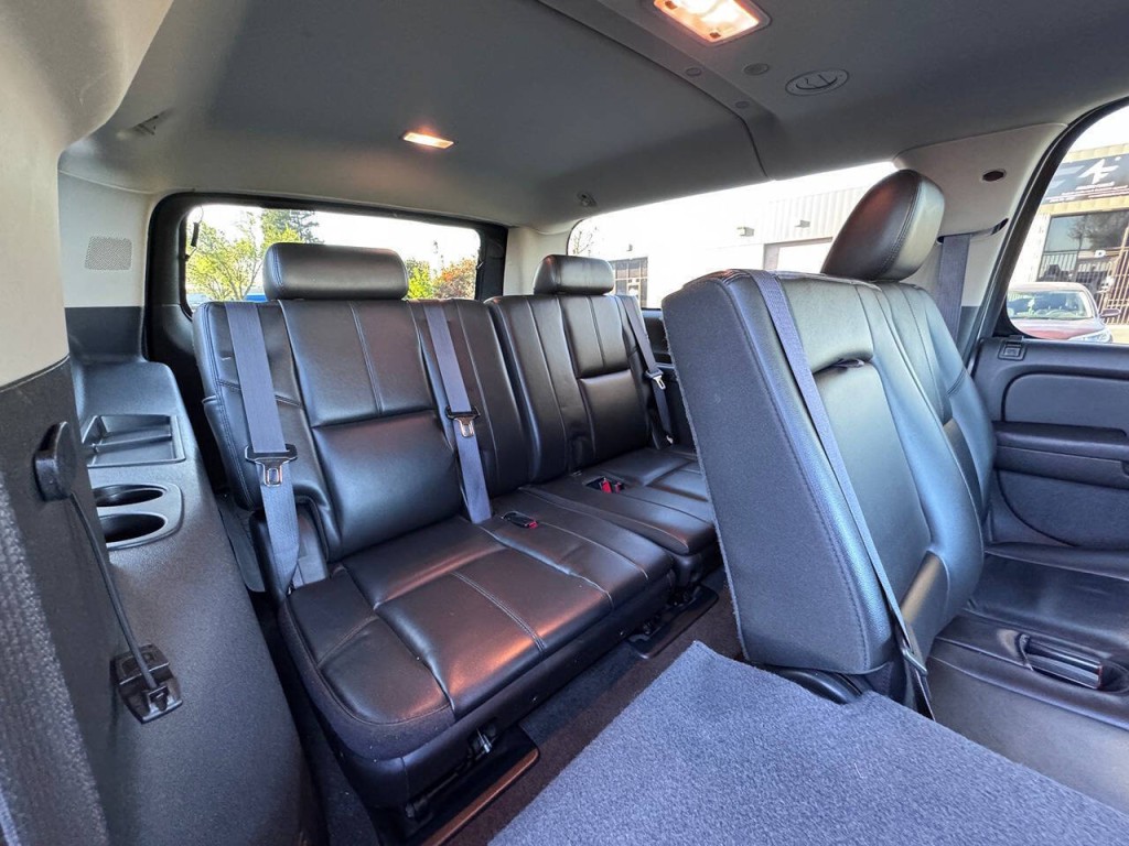 2011 Chevrolet Suburban Image 17