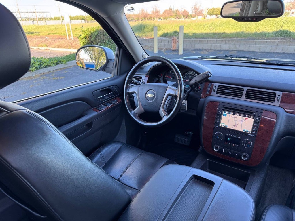 2011 Chevrolet Suburban Image 18