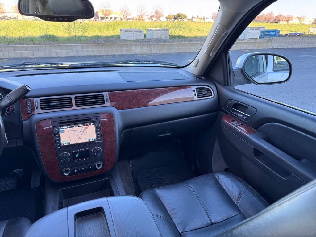 2011 Chevrolet Suburban Image 19