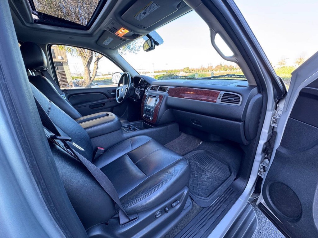 2011 Chevrolet Suburban Image 30
