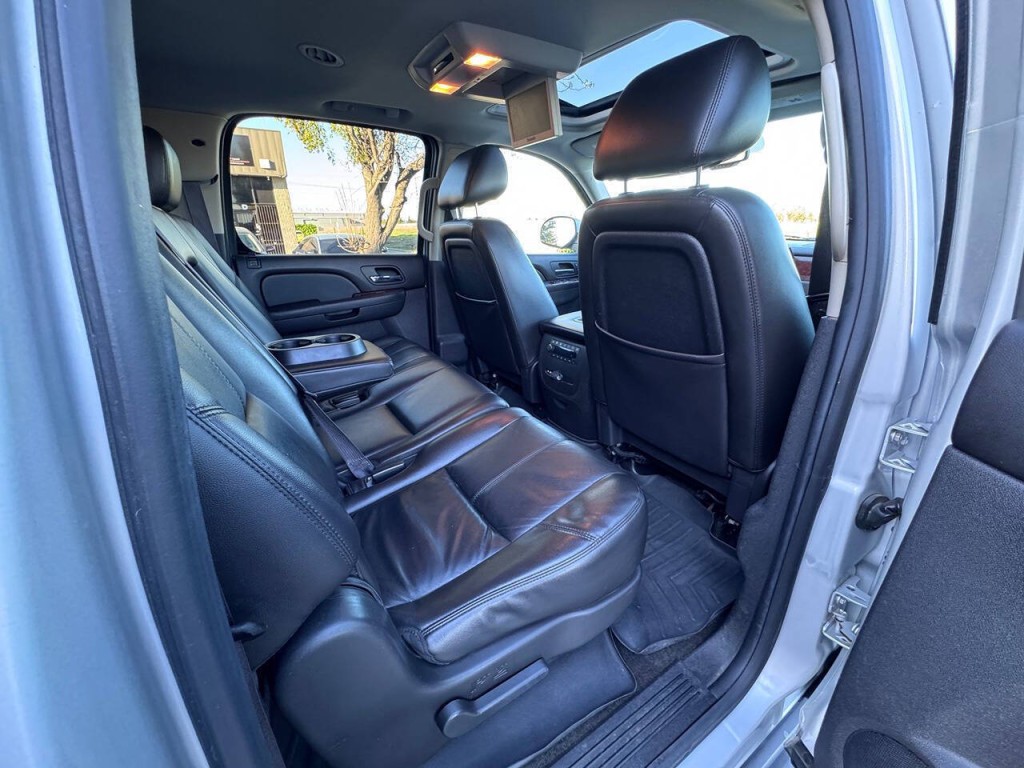 2011 Chevrolet Suburban Image 32