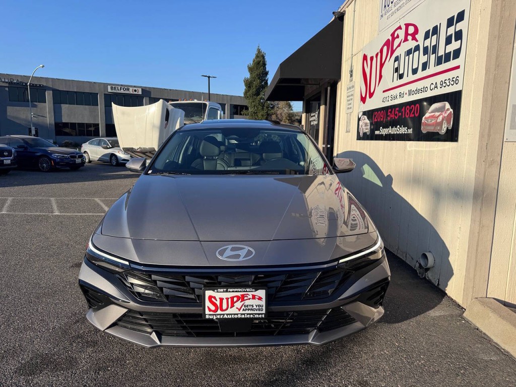 2025 Hyundai Elantra Image 3