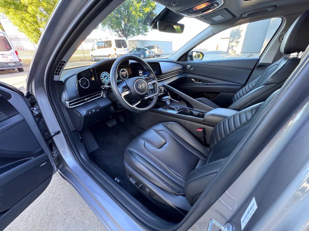 2025 Hyundai Elantra Image 30