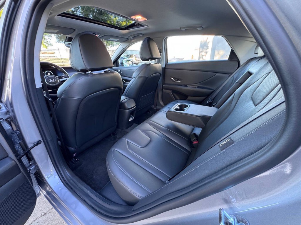 2025 Hyundai Elantra Image 32