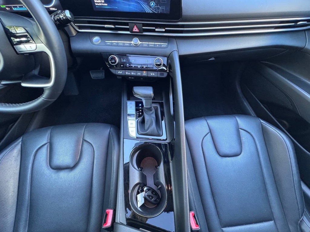 2025 Hyundai Elantra Image 36