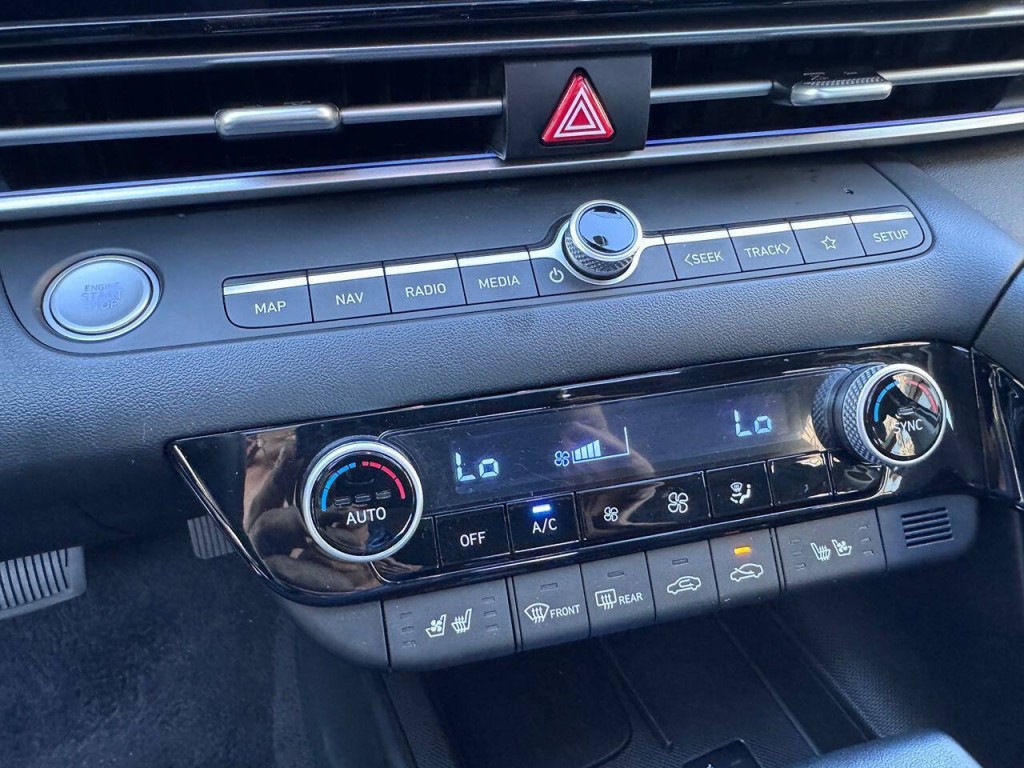 2025 Hyundai Elantra Image 38