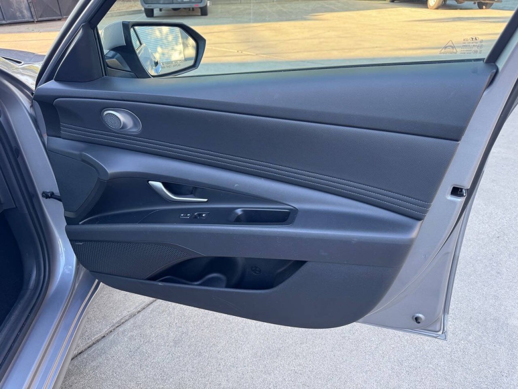 2025 Hyundai Elantra Image 42