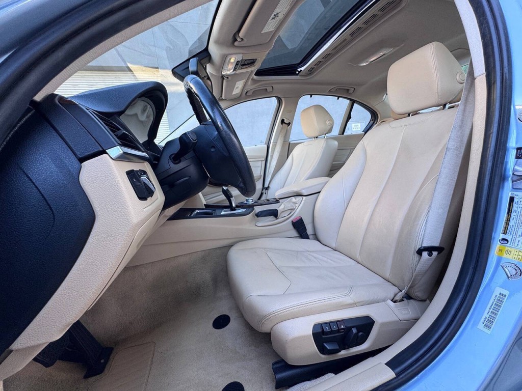 2013 BMW 3 Series Image 12