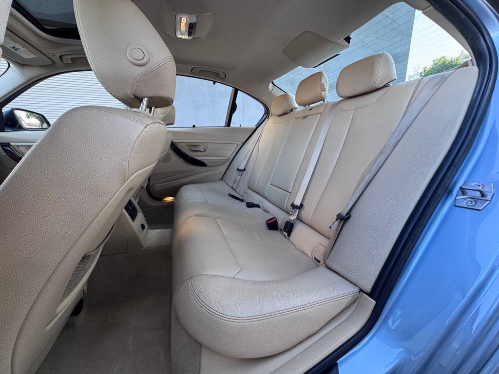 2013 BMW 3 Series Image 14