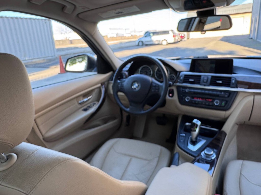 2013 BMW 3 Series Image 16