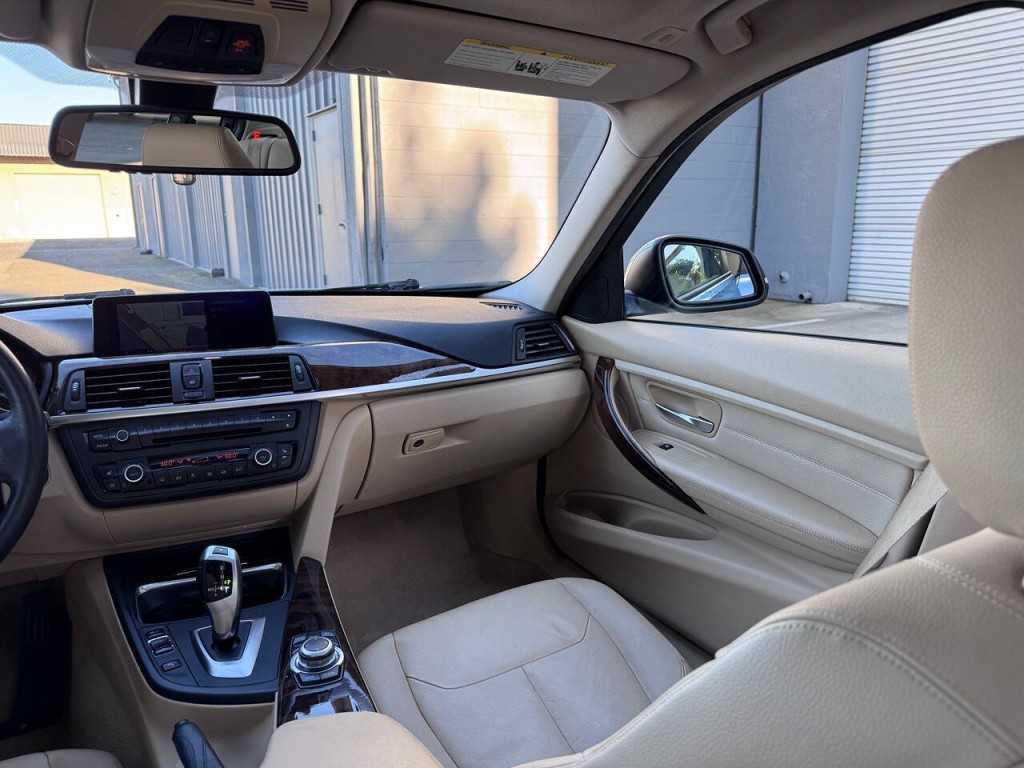 2013 BMW 3 Series Image 17