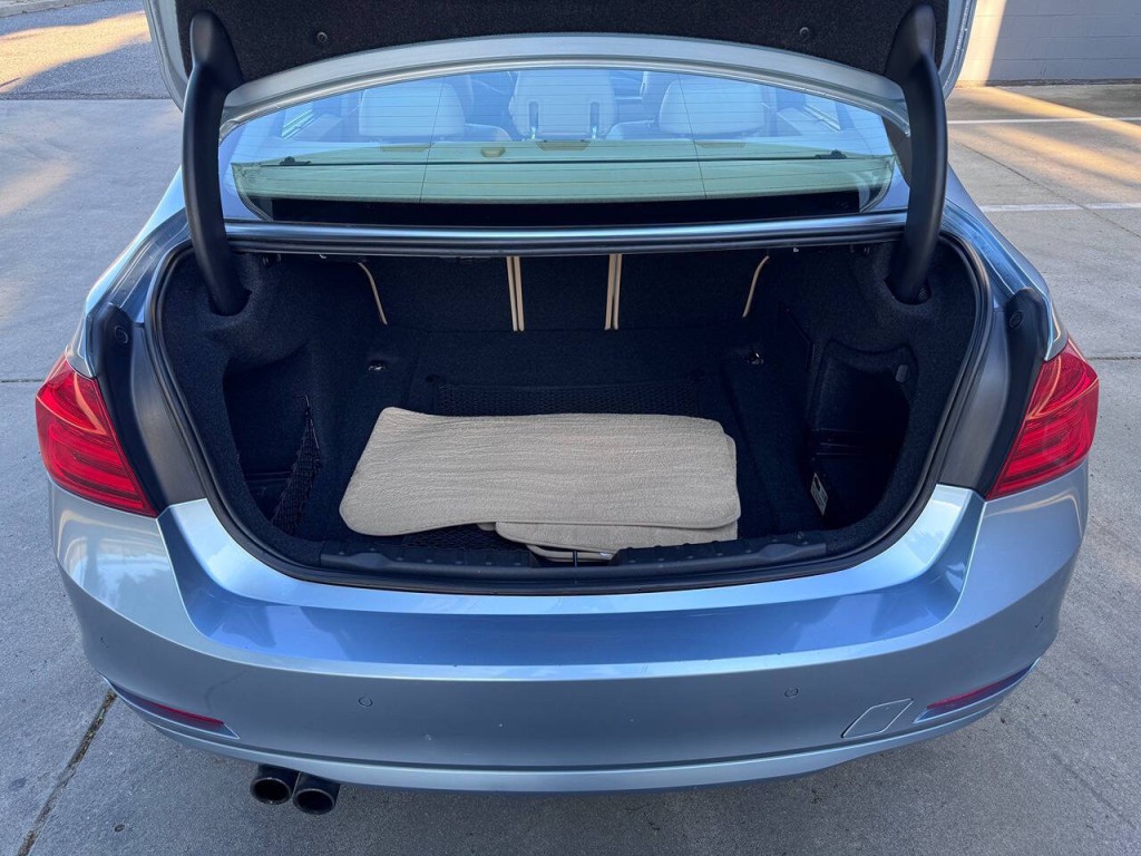 2013 BMW 3 Series Image 23