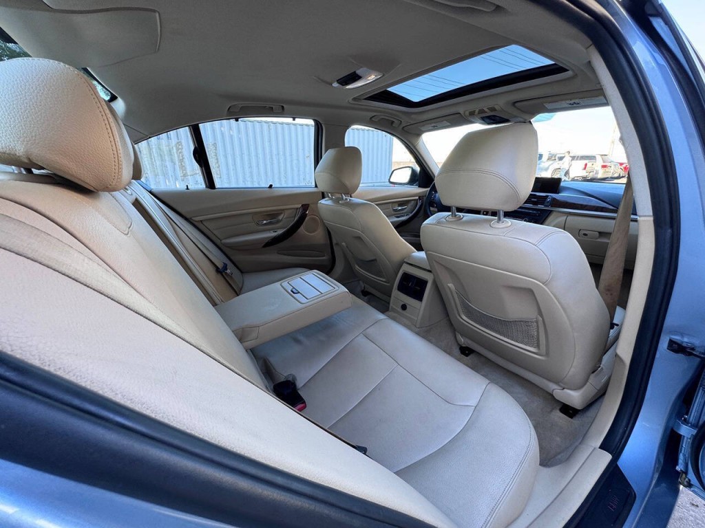 2013 BMW 3 Series Image 32
