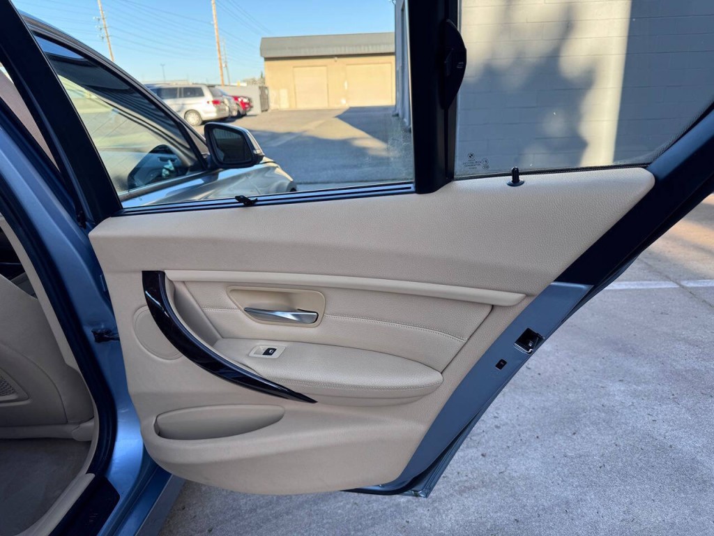 2013 BMW 3 Series Image 41