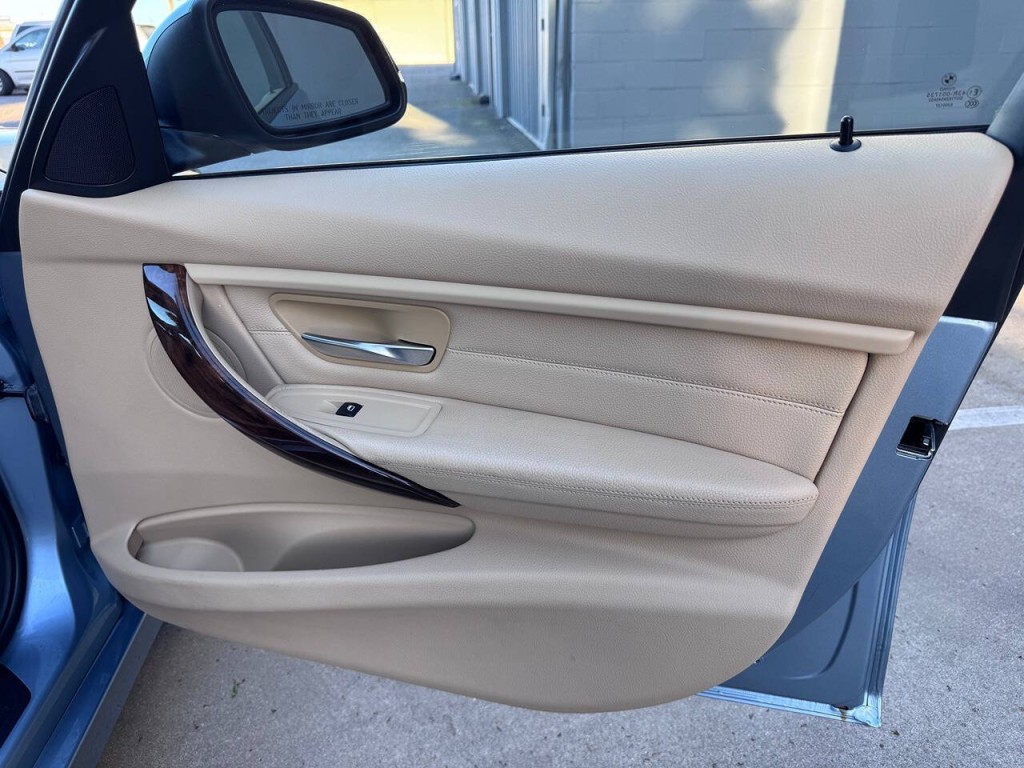 2013 BMW 3 Series Image 42
