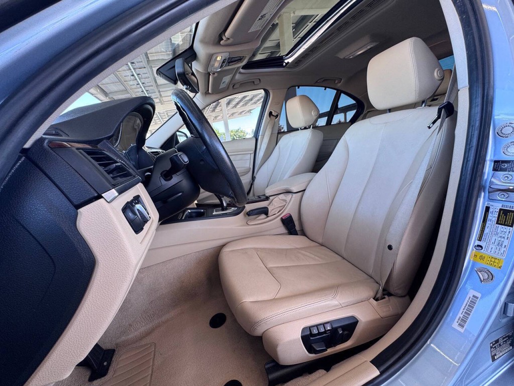 2013 BMW 3 Series Image 12