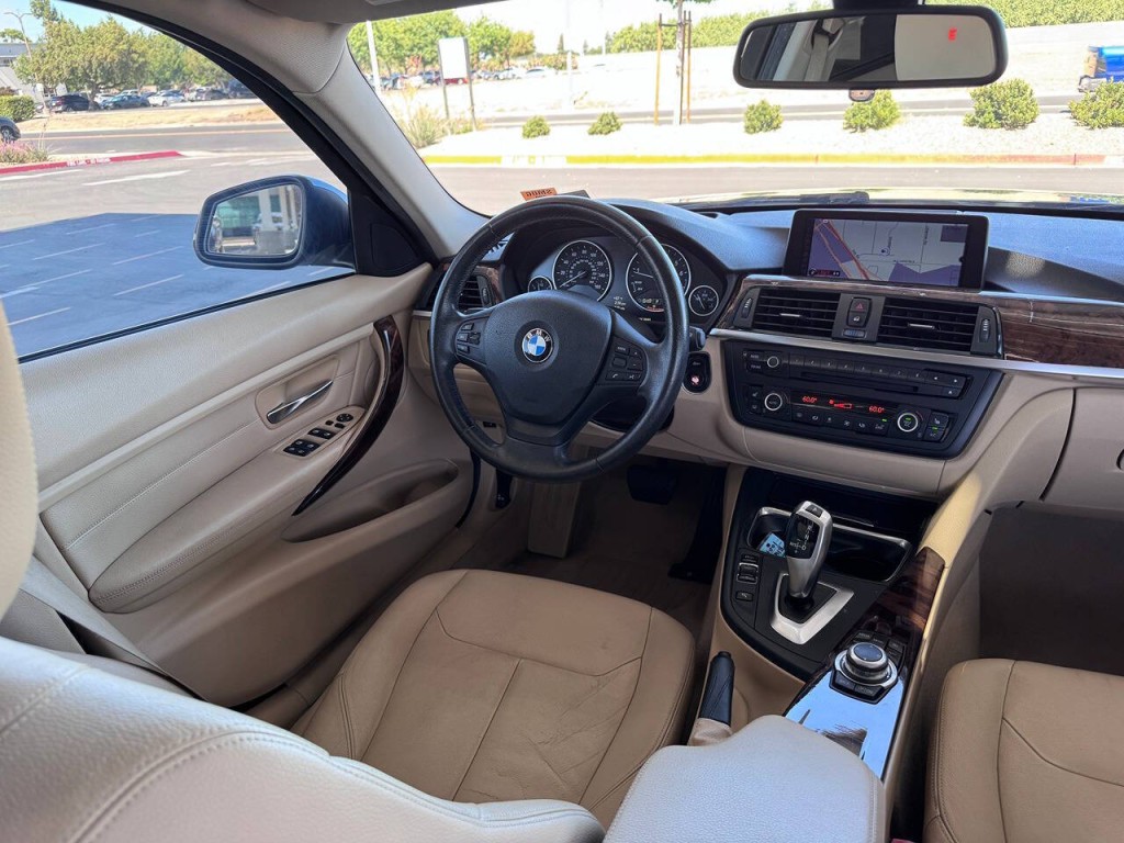 2013 BMW 3 Series Image 16