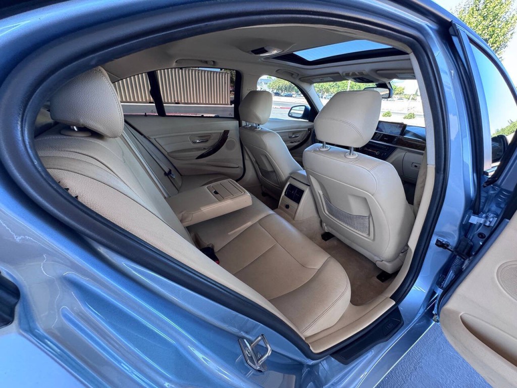 2013 BMW 3 Series Image 32