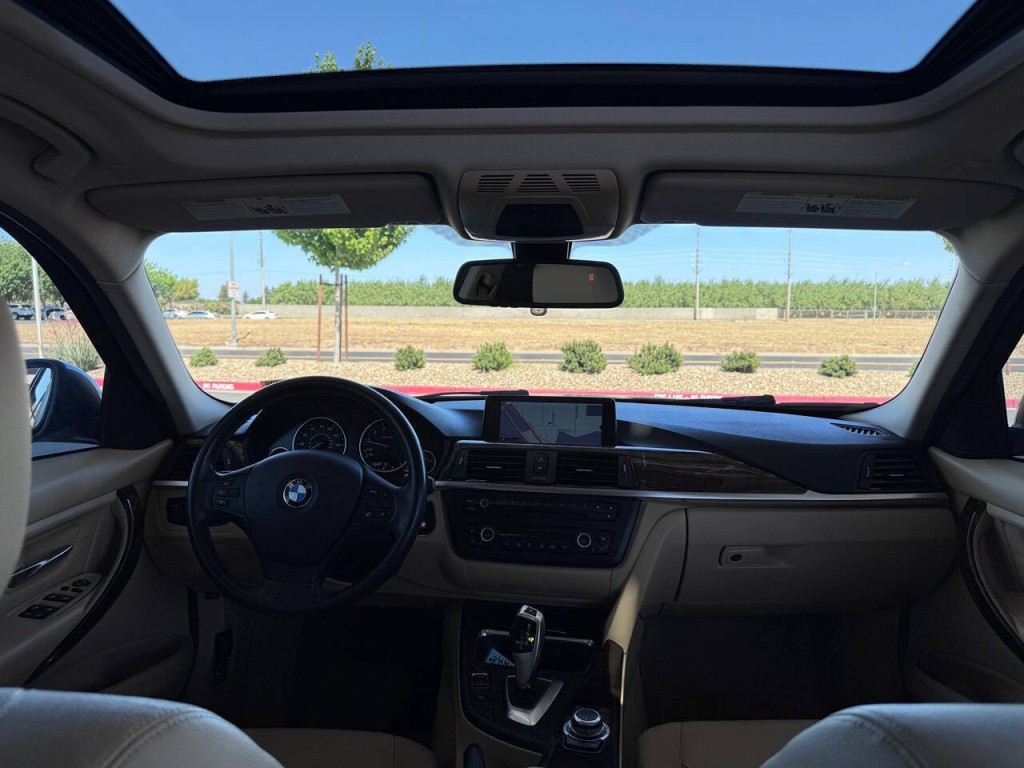 2013 BMW 3 Series Image 33