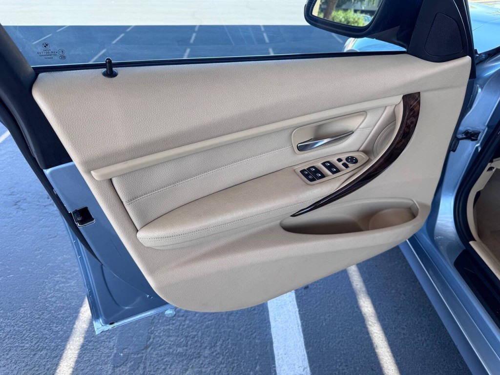 2013 BMW 3 Series Image 38