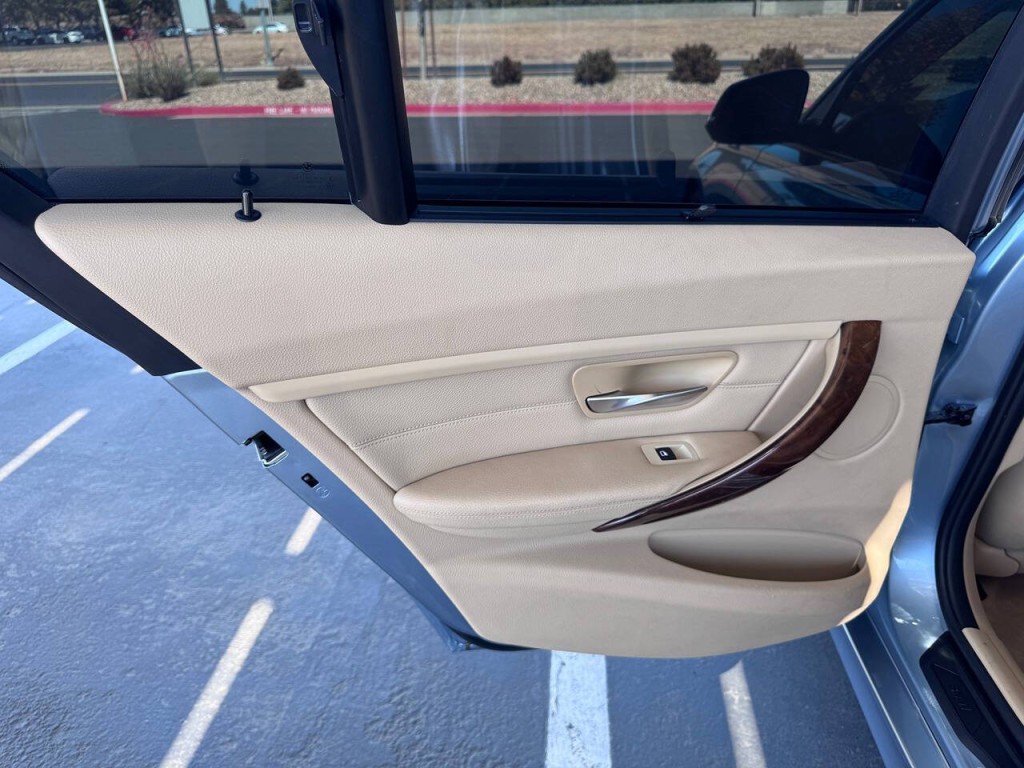 2013 BMW 3 Series Image 39
