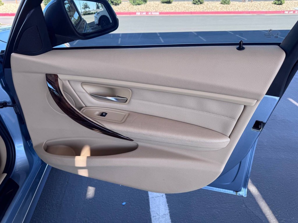 2013 BMW 3 Series Image 41