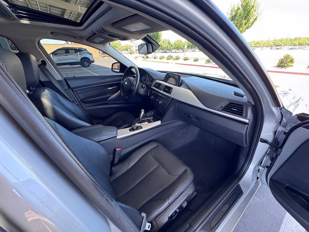 2014 BMW 3 Series Image 30
