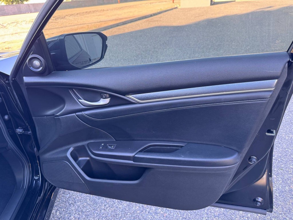 2018 Honda Civic Image 35