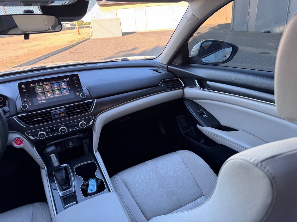 2018 Honda Accord Image 16