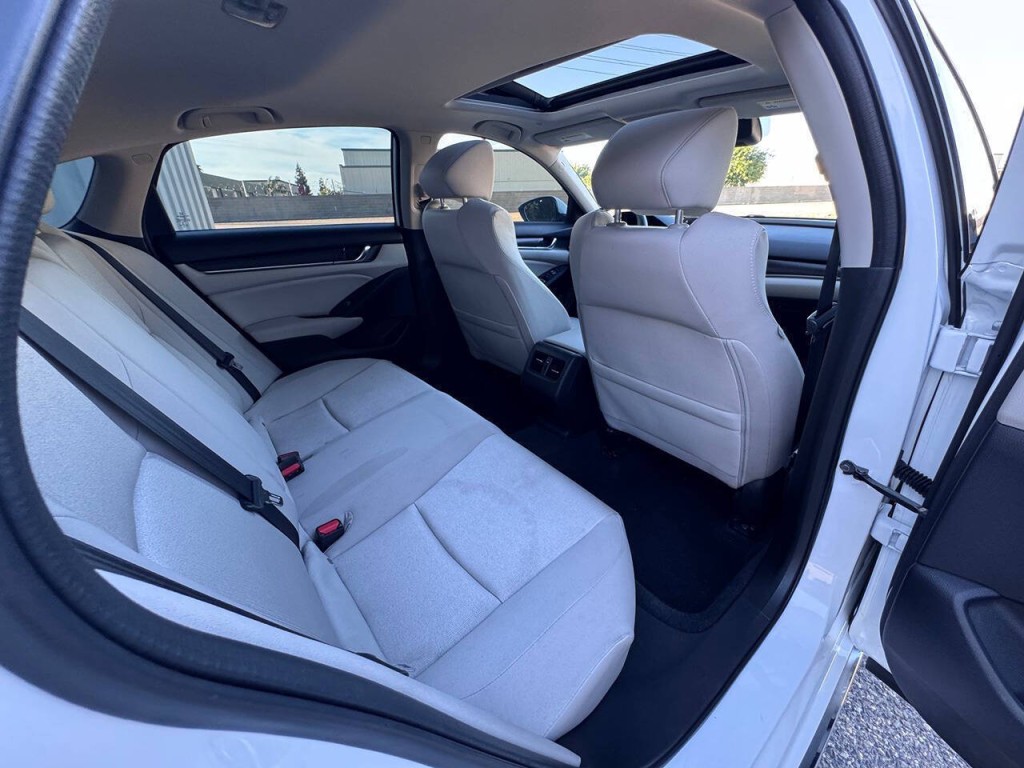 2018 Honda Accord Image 32