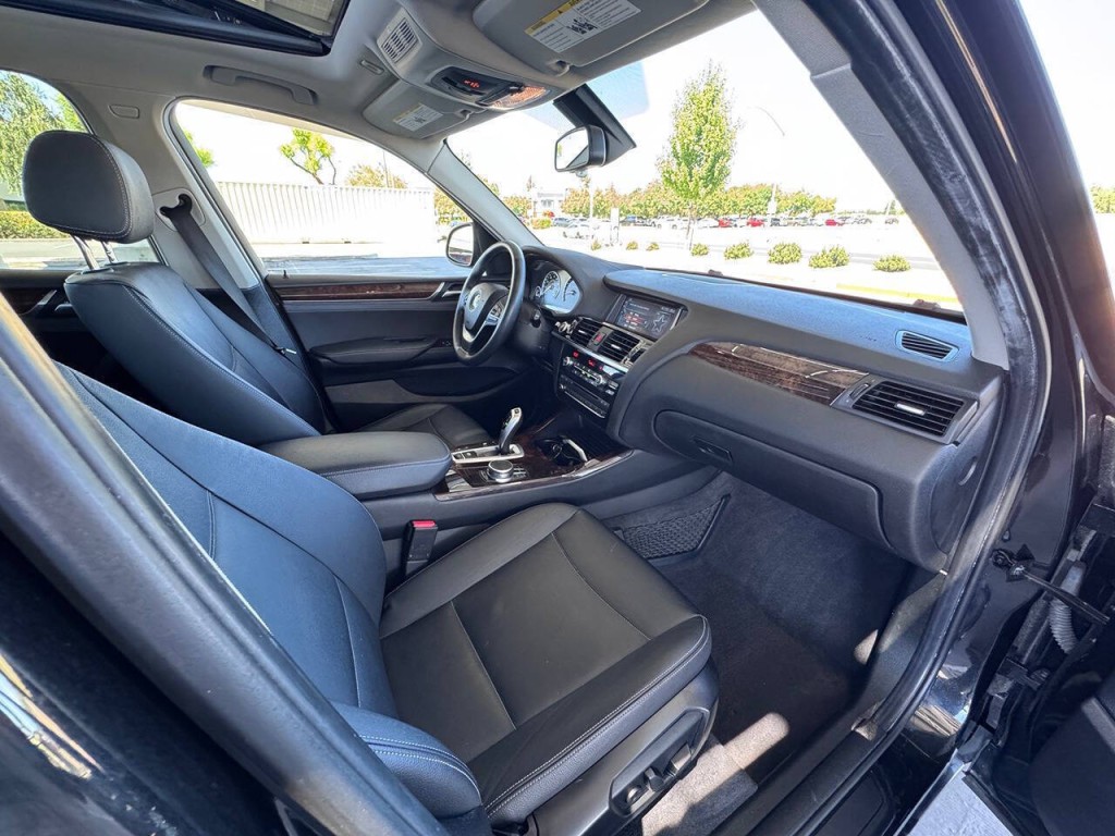 2017 BMW X3 Image 32