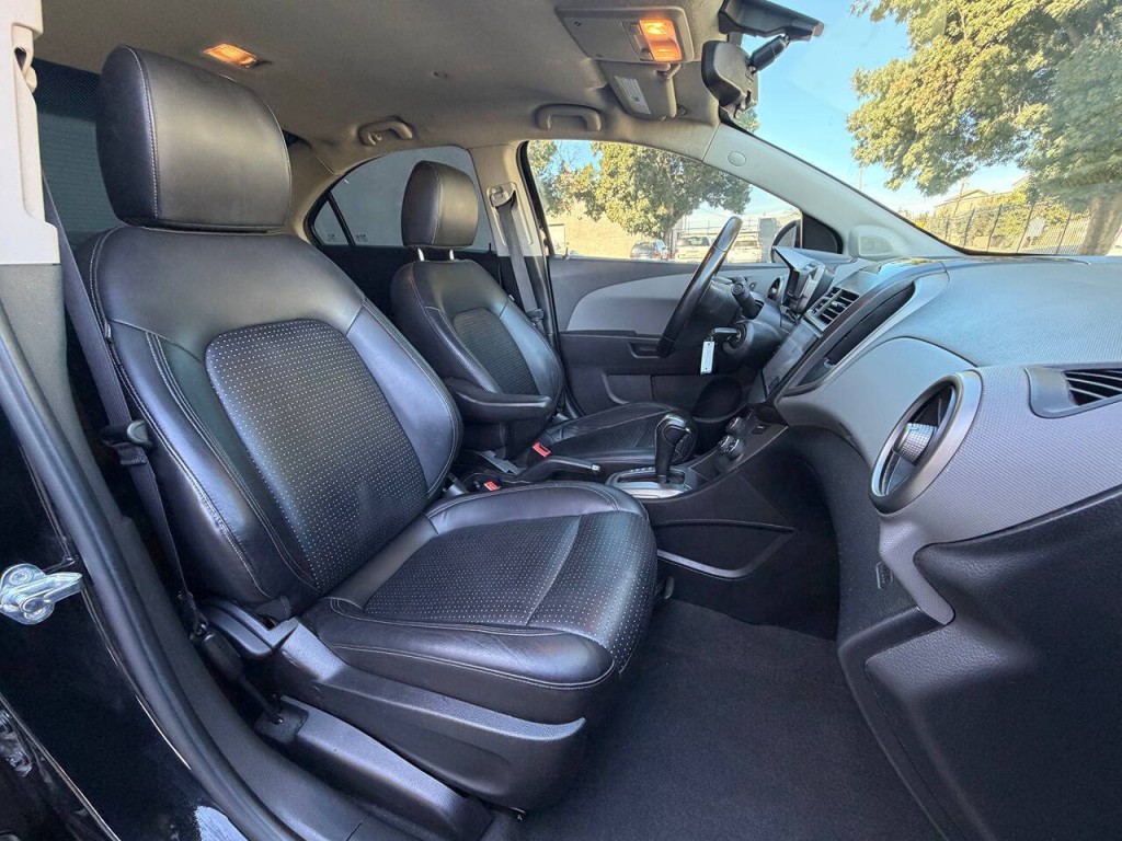 2016 Chevrolet Sonic Image 12