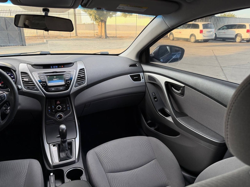 2015 Hyundai Elantra Image 16