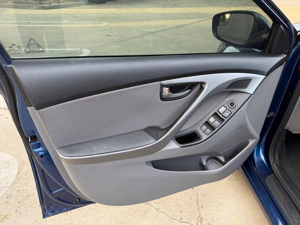 2015 Hyundai Elantra Image 21