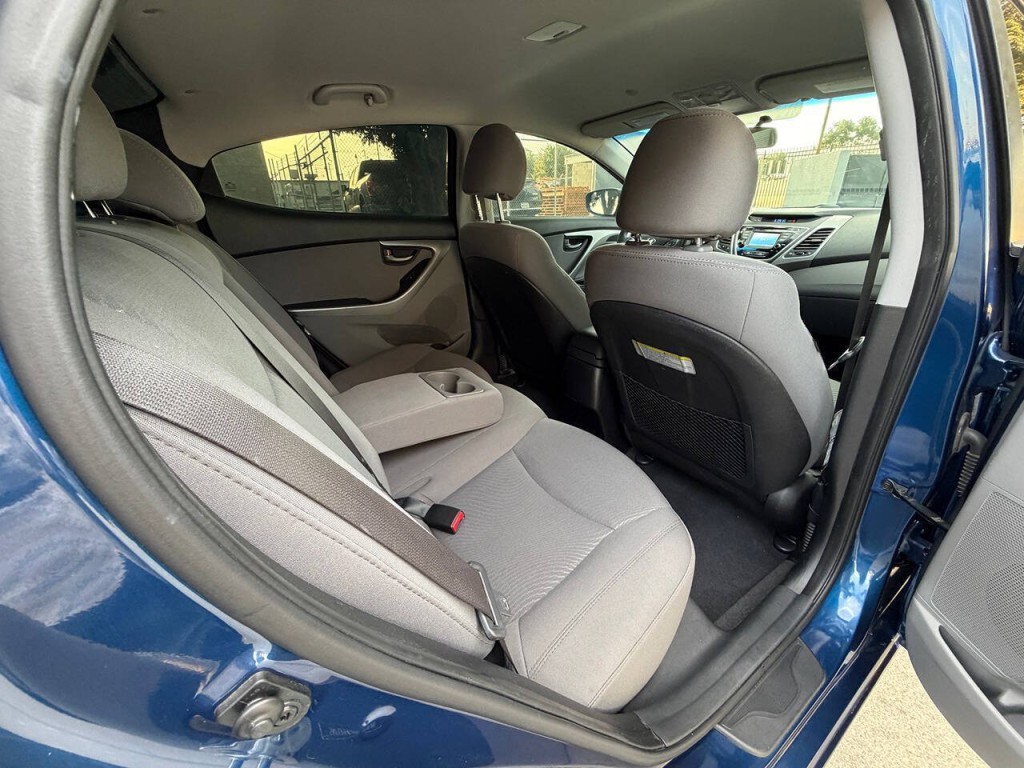 2015 Hyundai Elantra Image 32