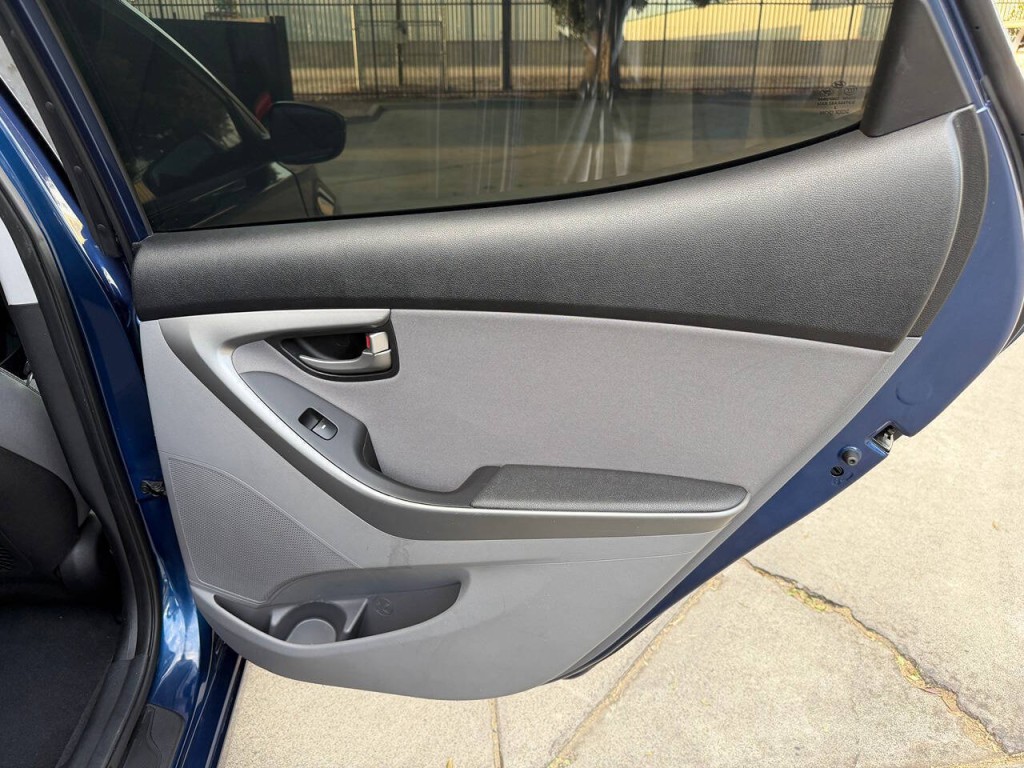 2015 Hyundai Elantra Image 37
