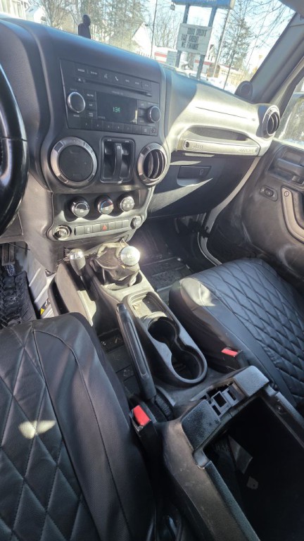 2011 Jeep Wrangler Image 10