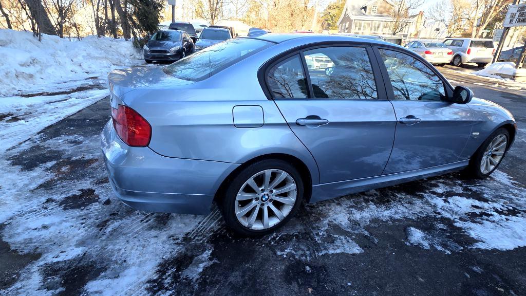 2011 BMW 3 Series Image 4