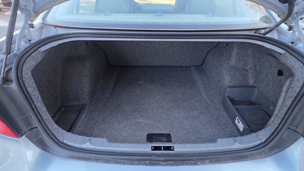 2011 BMW 3 Series Image 11