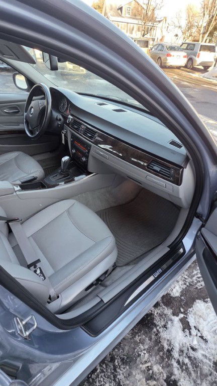 2011 BMW 3 Series Image 13